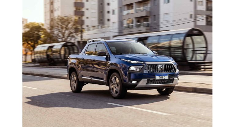 Fiat Toro chega à linha 2027 como a primeira picape híbrida-leve produzida no Brasil
