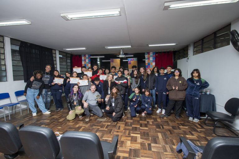 Alunos de escola pública criam esculturas que unem arte, robótica e cultura maker