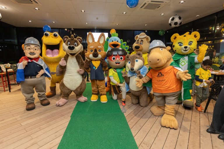 Mascotes entram em campo e transformam Mercado Barrageiro em arena de diversão em Foz do Iguaçu