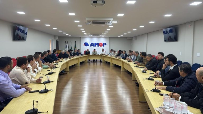 Prefeito de Foz do Iguaçu participa de alinhamento na AMOP para pautas regionais de 2027