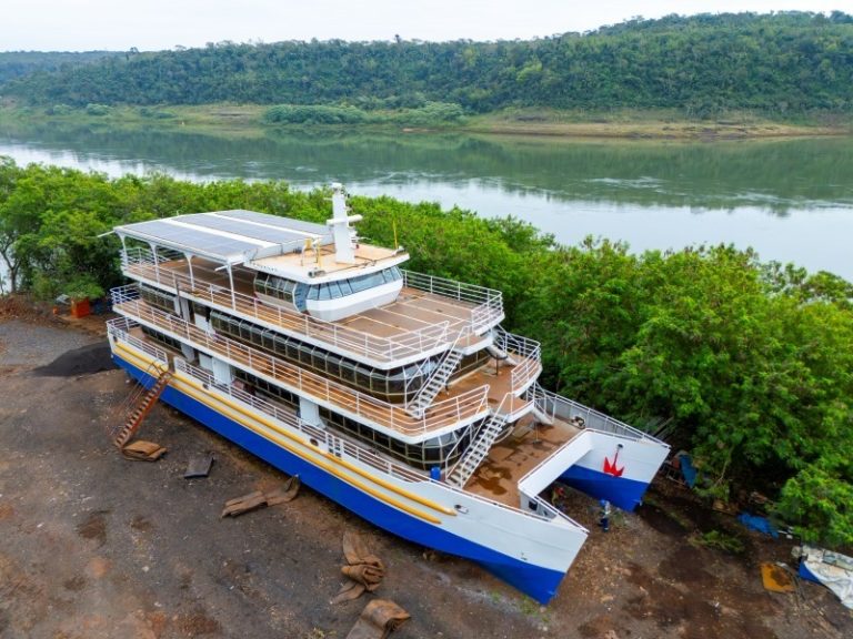 Novo gigante das águas: Kattamaram V é lançado ao Rio Paraná e promete transformar o turismo na Tríplice Fronteira