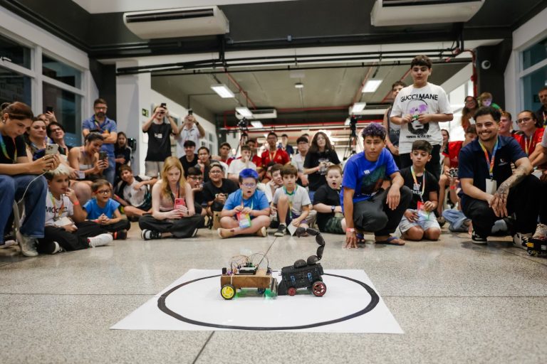 Construção de robô lutador com blocos e montagem de videogame estão entre as atrações abertas ao público no Latinoware 2026