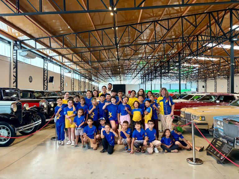 Crianças do Projeto Amigos conhecem o acervo do Museu Foz Cars em visita especial