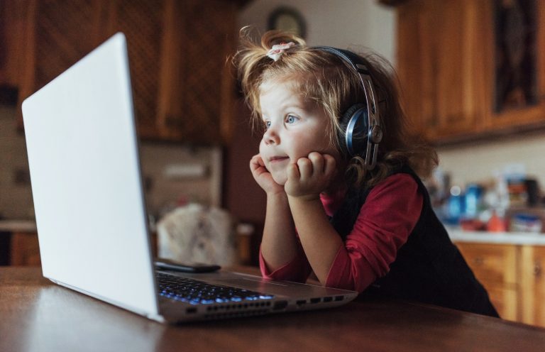 Dia das Crianças: Psicopedagoga alerta para os impactos do excesso de telas na infância